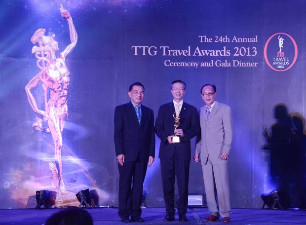 L-R: Nopparat Maythaveekulchai, President of TCEB (Thailand Convention & Exhibition Bureau); Choe Peng Sum, CEO, Frasers Hospitality Pte Ltd; Michael Chow, Group Publisher of TTG Travel Trade Publishing, TTG Asia Media